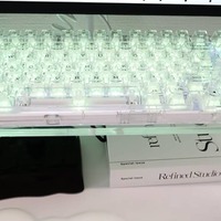 透明素材のモニタースタンドで、視覚的なノイズを最小限に（C）mu mu