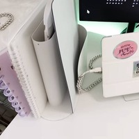 IKEAのブックスタンドに仕事道具をまとめ、隣のiPadはサブ的に活用（C）mu mu