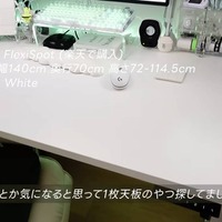 継ぎ目のない1枚板の白い天板がデスク全体の統一感を生む（C）mu mu