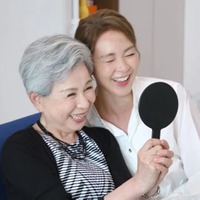 SHIHO、73歳の母親が韓国でテレビ初登場、100歳の祖母と“3世代3ショット”も公開