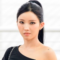 「服どこいった？」インナーなしの“素肌ジャケット”姿…ソヨンの大胆衣装にファン衝撃