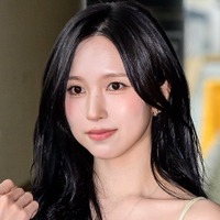 胸元のファスナーを深く下ろし…TWICE・ミナ、インナー透け見えドレスで大人の色香「直視できない」