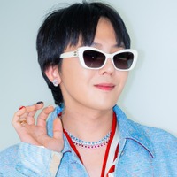 G-DRAGON、NYで見せた“日本語ファッション”に注目！金髪に映える唯一無二のセンスを披露