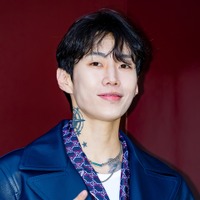 女性用アンダーウェアを両手いっぱいに握り…韓国歌手の“上裸”写真が話題！過去には19禁SNS開設で注目