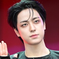 そこ開いてていいの!? &TEAM・タキ、大胆トップス姿に反響「衣装が際どい」「絶叫」