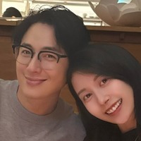 「おデブ妊婦ママ」と自称も47kg…14歳上韓国俳優と結婚の日本人女性、リゾートルック公開