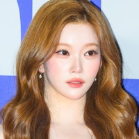 「爆美女」“肌見せドレス”でグラマラス体型際立つ…日本人K-POPアイドルに視線集中