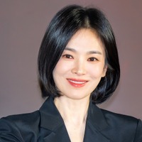 女優ソン・ヘギョ、日本人男性に肩寄せ＆腕組み…親密SHOTに注目「私の大切な友人」