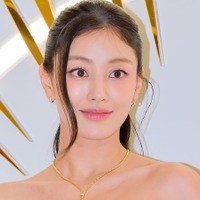 ほぼ紐だけ…TWICE・ジヒョ、“大胆バックレス”衣装で美スタイル披露「危険」「破壊力えぐい」