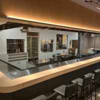 店内の壁紙には、札幌を象徴する札幌市時計台、さっぽろテレビ塔、クラーク像など、札幌を代表するランドマークを描いたアートデザインを採用