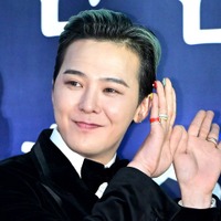 鮮やかな“青髪”でオーラ全開！G-DRAGON、パリで目撃　韓国料理店の店主と笑顔で記念SHOT