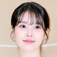 イケメン俳優との破局から2カ月…IU、外国人男性との“甘い2ショット”公開！ベッドで見つめ合う姿も