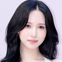 TWICE・ミナ、阪急うめだに降臨！キュートな“認証ショット” に反響「ミナが2人?!」「聖地巡礼しなきゃ」