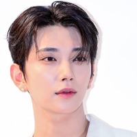 「普通に東京の街中歩いてる！」SEVENTEEN・ジョシュア、日本満喫オフショット公開　ジョンハンの姿も