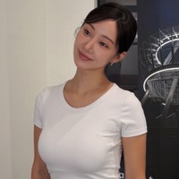 布面積少なすぎ！シンママ韓国女優、“ほぼ紐”スイムウェアで魅了… 2児の母とは思えぬボディラインに釘付け