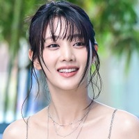 “胸元ぱっくり”ドレス姿のミンニ、ふくらみのぞく大胆衣装に「こんなに見せていいの？」