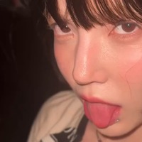 腕にはタトゥーが点在　“いじめ”騒動で脱退した元K-POPアイドル、艶めかしいスイムウェア姿で近況報告