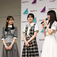 （左から）日向坂46・上村ひなの、櫻坂46・的野美青、乃木坂46・賀喜遥香【撮影：平木昌宏】