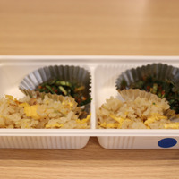日高屋のリニューアル前後の「チャーハン」と「ニラキムチ」を食べ比べ。右がリニューアル後【撮影：平木昌宏】