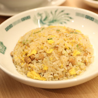 日高屋の「チャーハン」。淡路島産玉ねぎを使った専用オイルを新たに採用【撮影：平木昌宏】