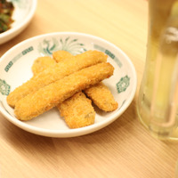 日高屋の「サク旨！ごぼう揚げ」。期間限定で特別価格に【撮影：平木昌宏】