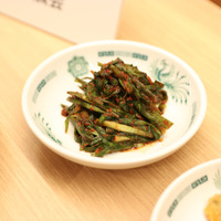 日高屋のリニューアルした「ニラキムチ」。辛さを抑え、より食べやすい味わいに【撮影：平木昌宏】