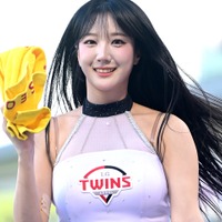 「パンパンや」胸もと強調タイトトップスに視線集中、韓国人気美女チアの豊満スタイルに絶賛の声