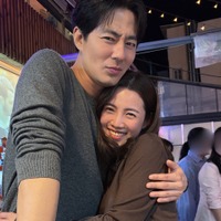 「不快」「いくら夫の友達でも…」韓国の女性実業家、イケメン俳優とのハグ写真に賛否両論
