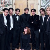 「女性蔑視では？」BTSの集合写真に批判…削除されるもVが再投稿　実は女性監督の“定番ポーズ”だった