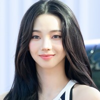 真っ赤な“水着姿”で南国満喫…aespa・カリナ、開放的なビーチSHOTに釘付け「息ができない」