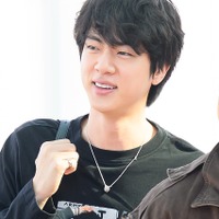 BTS・JIN、“JUNG KOOKを身にまとって”空港に登場　5人が南米ツアーに向けて出国