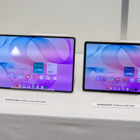 14.6インチのGalaxy Tab S12 Ultra（左）と12.6インチのGalaxy Tab S12+（右）。いずれもSペンが付属する【撮影／平木昌宏】