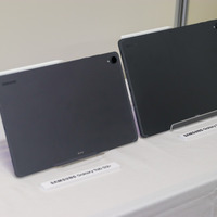 Galaxy Tab S12+（左）とGalaxy Tab S12 Ultra（右）の背面。カラーはともにグレー【撮影／平木昌宏】