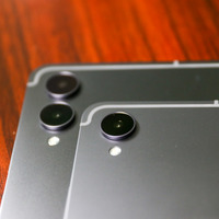 背面はGalaxy Tab S12 Ultra（左）が2眼、Galaxy Tab S12+（右）が1眼構成【撮影／平木昌宏】