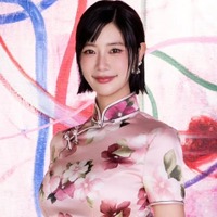 深スリットが大胆に…「世界で最も美しい顔」2位のクララ、“ぴちぴち”チャイナドレス姿で見事な曲線美