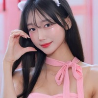 でかさ強調の前かがみポーズ！韓国人気チアが圧巻のスイムウェア姿を披露、シビれるプールサイドショット