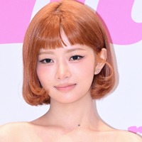 「危険…」IVE・レイ、深Vネックの白トップスで色気全開　大人びた雰囲気に視線集中