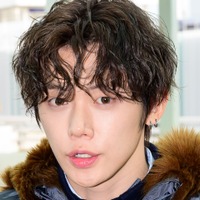 TXT・ヨンジュン、パーマヘアにイメチェン！猫のような可愛らしさが倍増した姿で空港に登場