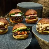 京都ならではの食材使用の限定バーガーや、“ぬれ生地”を使った限定ドーナツが登場！ 画像