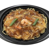 黒い容器に盛り付けたあんかけ焼そば