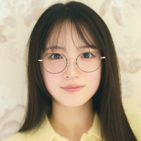 乃木坂46・鈴木佑捺、6期生グラビア企画に登場！メガネ姿やパンを食べる自然体の姿を披露