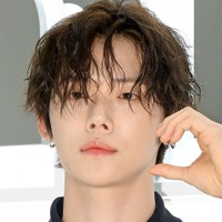 TXT・ヨンジュン、“ウェーブヘア”で雰囲気ガラリ…パリで魅せたアンニュイな表情にドキッ「天才？」 画像