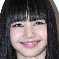「下履いてる？」大胆すぎる肌見せ！BLACKPINK・リサ、圧巻スタイル際立つ刺激的な衣装で魅了