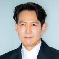 『イカゲーム』主演イ・ジョンジェ、父親の死去が遅れて明らかに　所属事務所がコメント