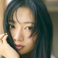 乃木坂46・小津玲奈、6期生グラビア企画「Nogizaka Colors」第5弾に登場！