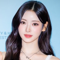 「ヤバイ」「開きすぎ！」日本人K-POPアイドル、“大胆バックレス”衣装に視線釘付け