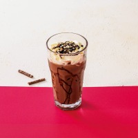 ●小枝チョコレートドリンク（アイス）：税込760円（イートイン・テイクアウト）