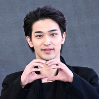 ハートポーズも！ 横浜流星、釜山国際映画祭に登場　映画『汝、星のごとく』野外舞台あいさつで笑顔 画像