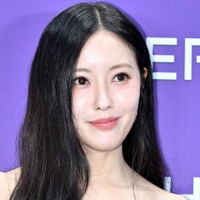 “ピチピチ”水着姿でボディラインくっきり…元Jリーガーと交際したヒョミン、バカンスSHOTに視線集中