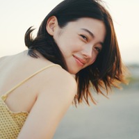海辺で笑顔を見せる南琴奈　©KADOKAWA/撮影:野口花梨